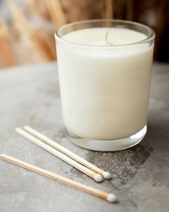 Świeca sojowa 170g - Vera Young Plum & Patchouli 