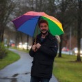 Kolorowy parasol z drewnianą rączką
