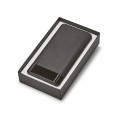 Solidnie wykończony powerbank ze światłem LED