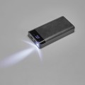 Solidnie wykończony powerbank ze światłem LED